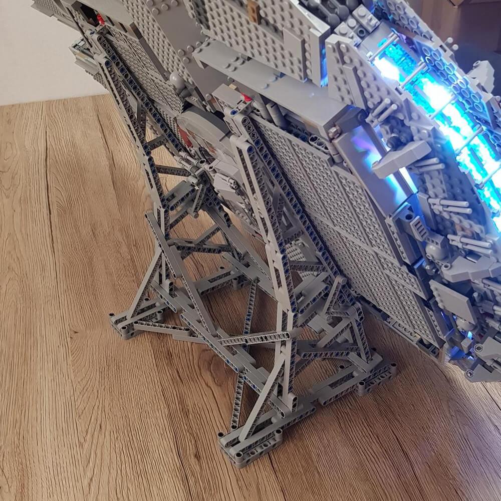 Efferman's Vertical Stand for Millennium Falcon 75192 Space War MOC 407pcs