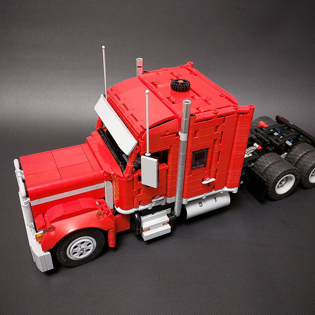 Image of product moc-100795-technology-american-heavy-duty-truck